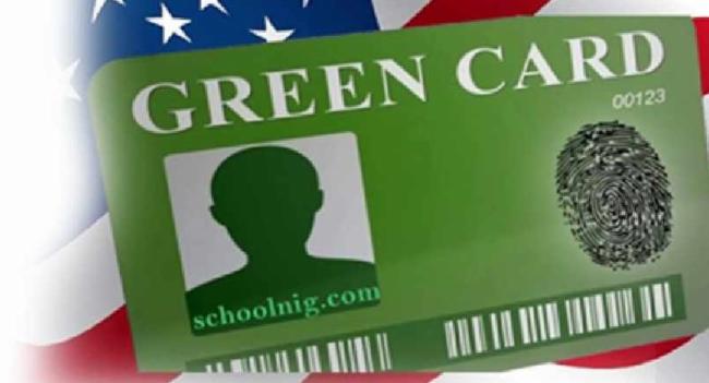 අමෙරිකාවේ ග්‍රීන් කාඩ් අත්හිටුවයි.